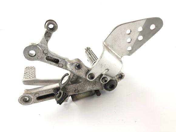 Yamaha YZF R6 RJ03 [2000] - Fotstøtte Right with Brake Pedal Driver's Footstest