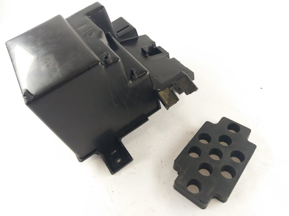 Kawasaki VN 900 Classic [2010] - Boîtier de batterie et boîte à fusibles