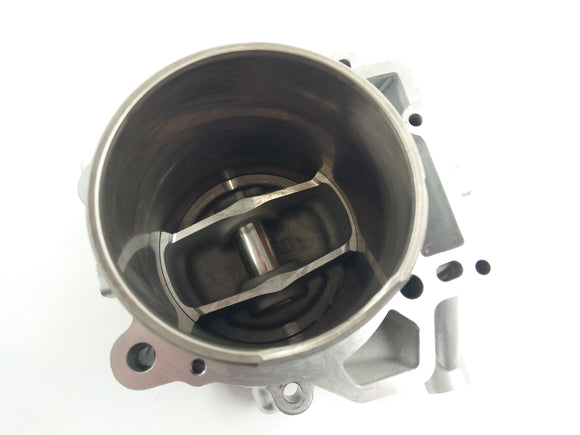 Apryia RSV 1000 Tuono RP [2005]  - ピストン付きのシリンダー