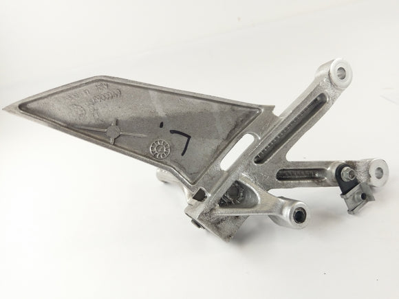 Aprilia RST 1000 FUTURA [2004] - Fodstøtten Venstre førerfodstøtte