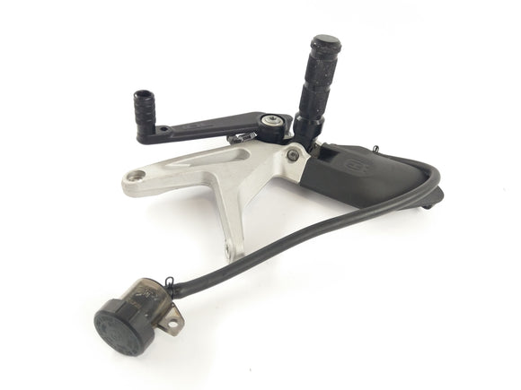 Husqvarna 701 Vitpilen [2018] - подводная подставка с держателем и ножным тормозным насосом справа