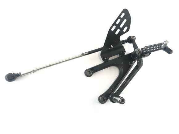 Yamaha YZF R1 RN12 [2005] - Fahrerfußraste mit Halter und Schaltpedal