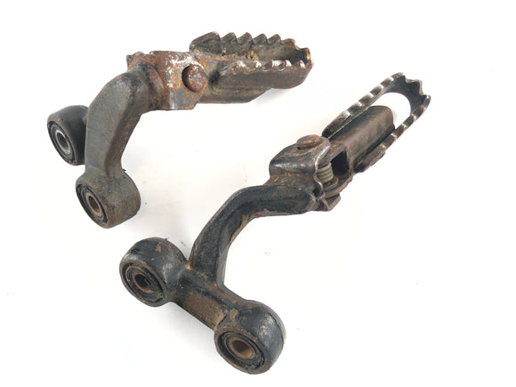 Suzuki DR 650 SP44B [1994] - Os apoios para os pés do motorista à direita e à esquerda