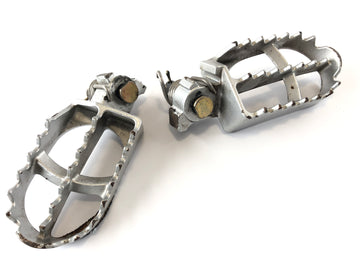 Husqvarna te 450 SMR [2003] - Os apoios para os pés do motorista à direita e à esquerda