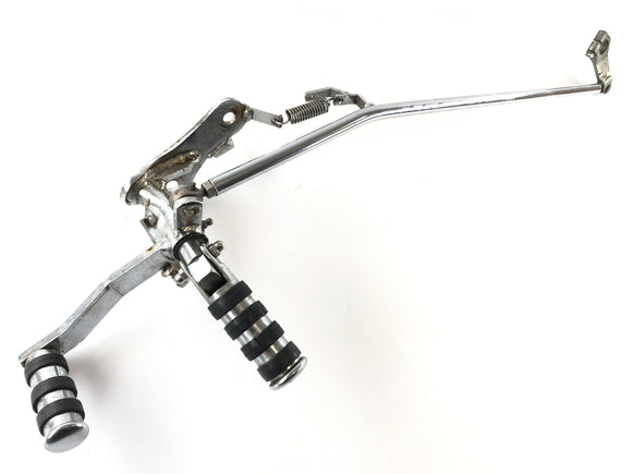 Yamaha XVS 650 Drag Star 4VR [1997] - Fodstøtte til højre med bremsearmen