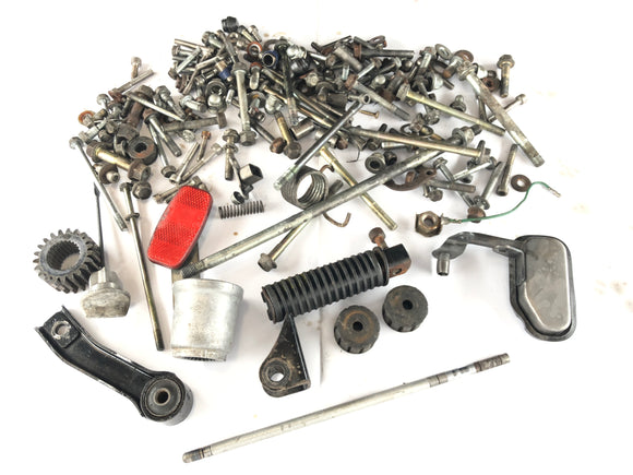 Honda CJ 360 T [1980] - Ruuvit ja jäännösosat ovat kongroituna