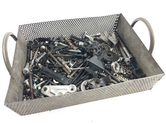 Triumph Speed ​​Triple 885i T509 [1997] - Restelijke onderdelen en schroeven zijn ingepolideerd zonder zeef