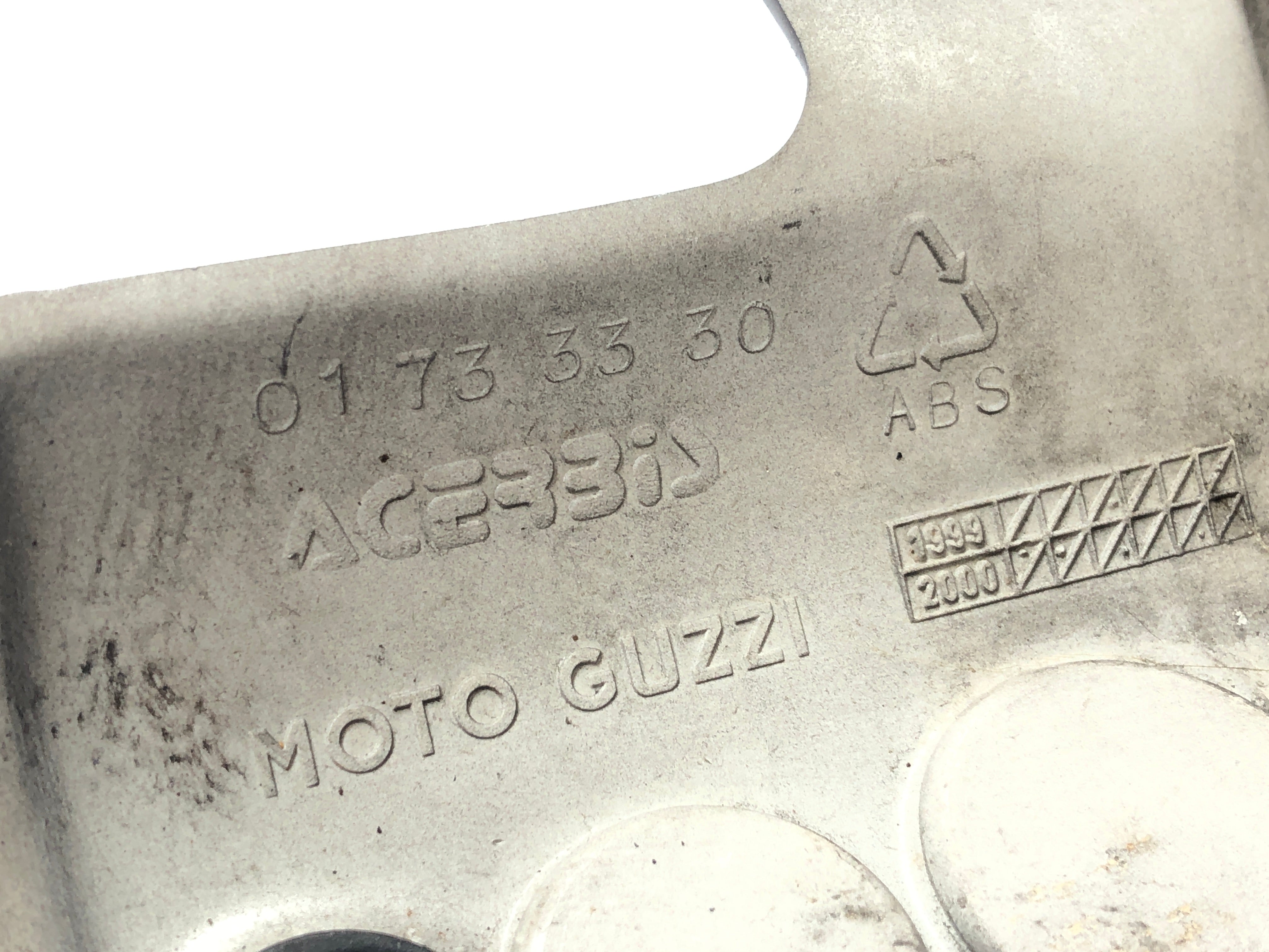 Moto Guzzi V11 [2001] - Cache démarreur