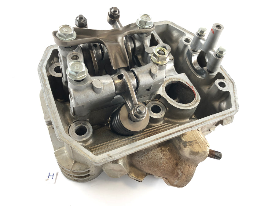 Honda Africa Twin XRV 750 RD07 [1993] - Sylinterin pää sylinterin takana