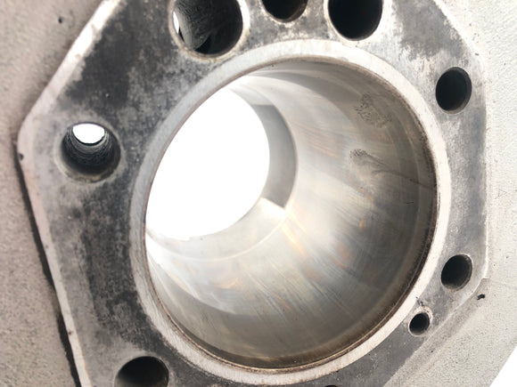 Moto Guzzi Le Mans 1000 VV [1988] - Sylinteri, jolla on mäntä oikealla ja vasemmalla