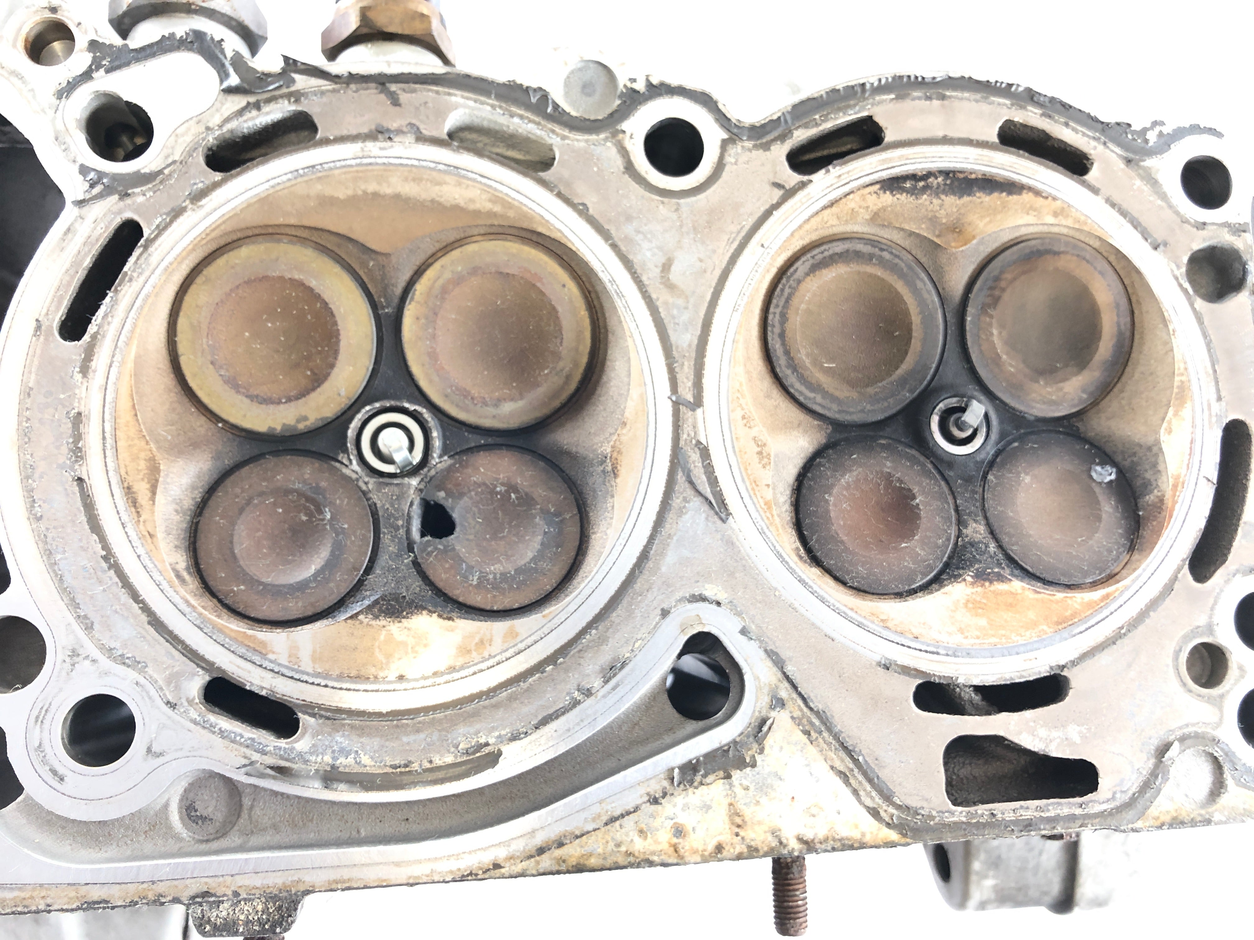 BMW F 800 S [2007] - Cylinder head for overhaul valve defective